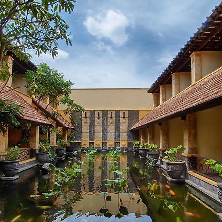 Lotus Garden Hotel Кедири Экстерьер фото