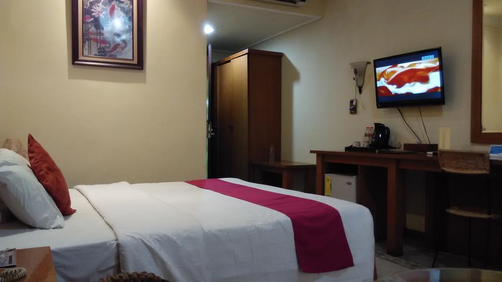Lotus Garden Hotel Кедири Экстерьер фото