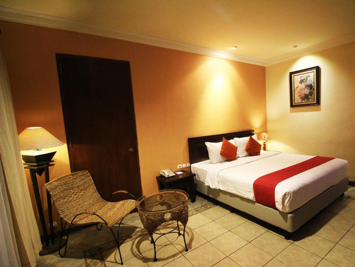 Lotus Garden Hotel Кедири Экстерьер фото