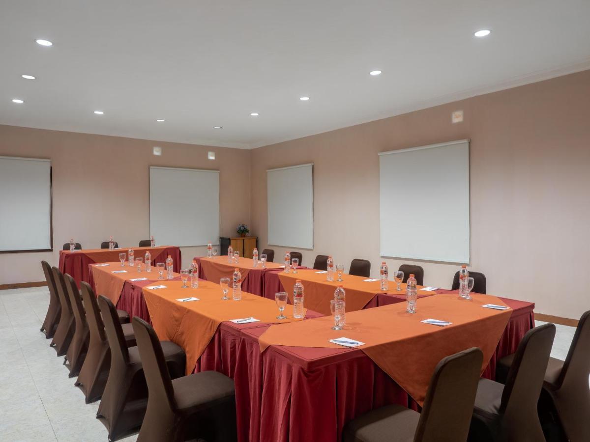 Lotus Garden Hotel Кедири Экстерьер фото