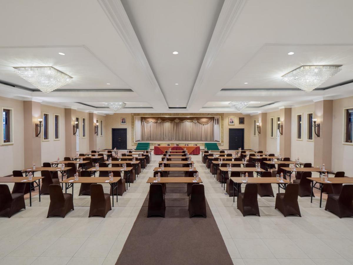 Lotus Garden Hotel Кедири Экстерьер фото