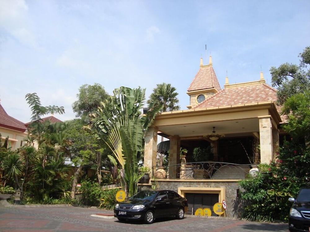 Lotus Garden Hotel Кедири Экстерьер фото
