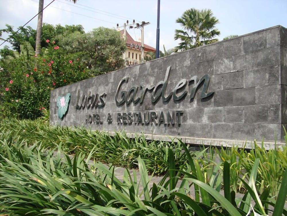 Lotus Garden Hotel Кедири Экстерьер фото