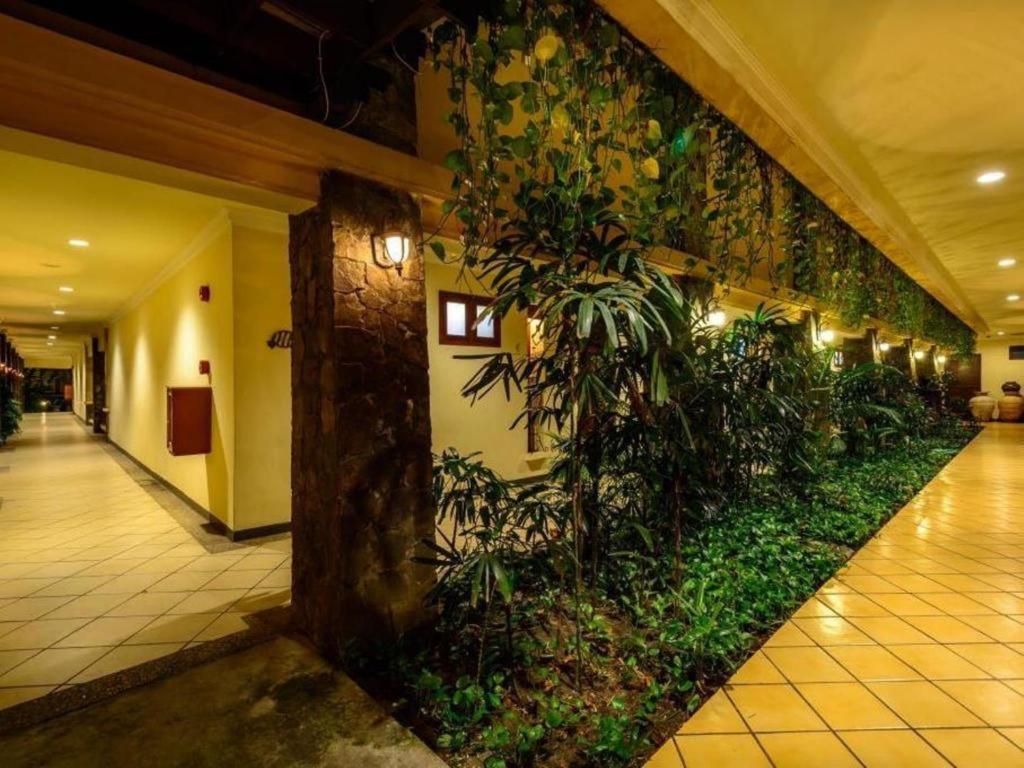 Lotus Garden Hotel Кедири Экстерьер фото