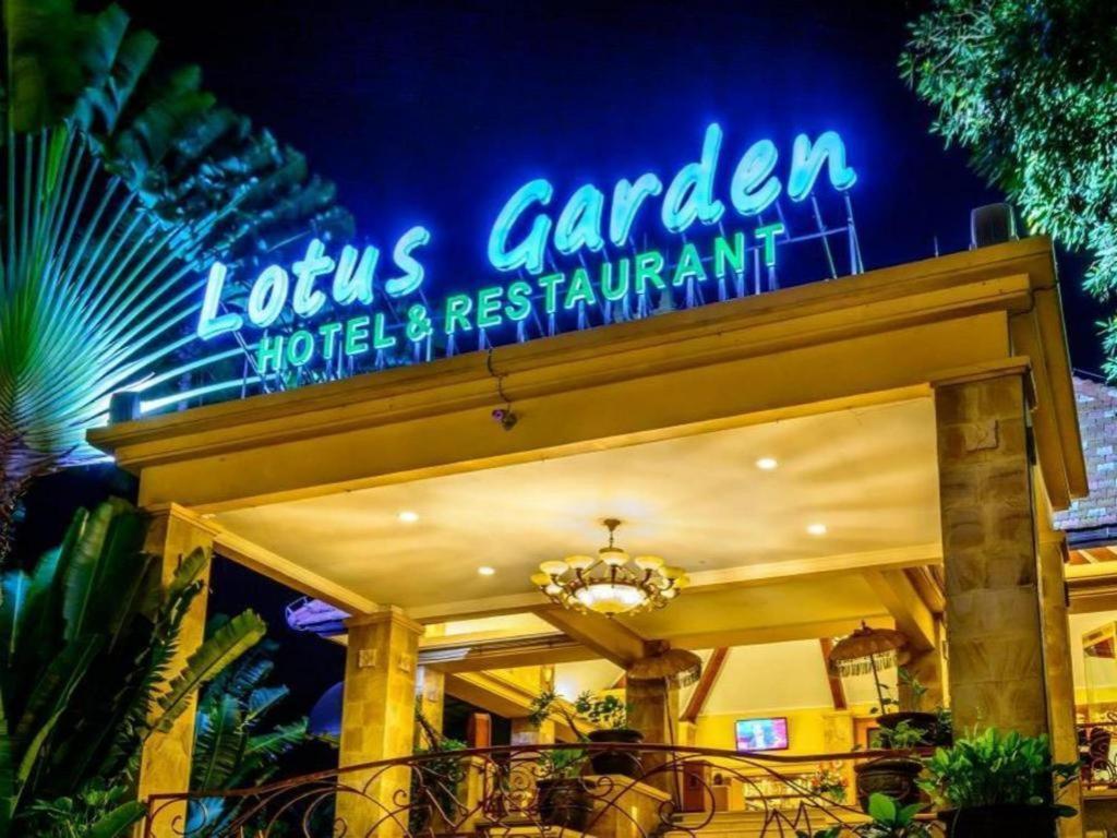 Lotus Garden Hotel Кедири Экстерьер фото