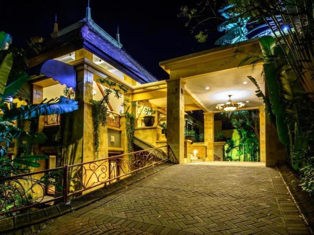 Lotus Garden Hotel Кедири Экстерьер фото