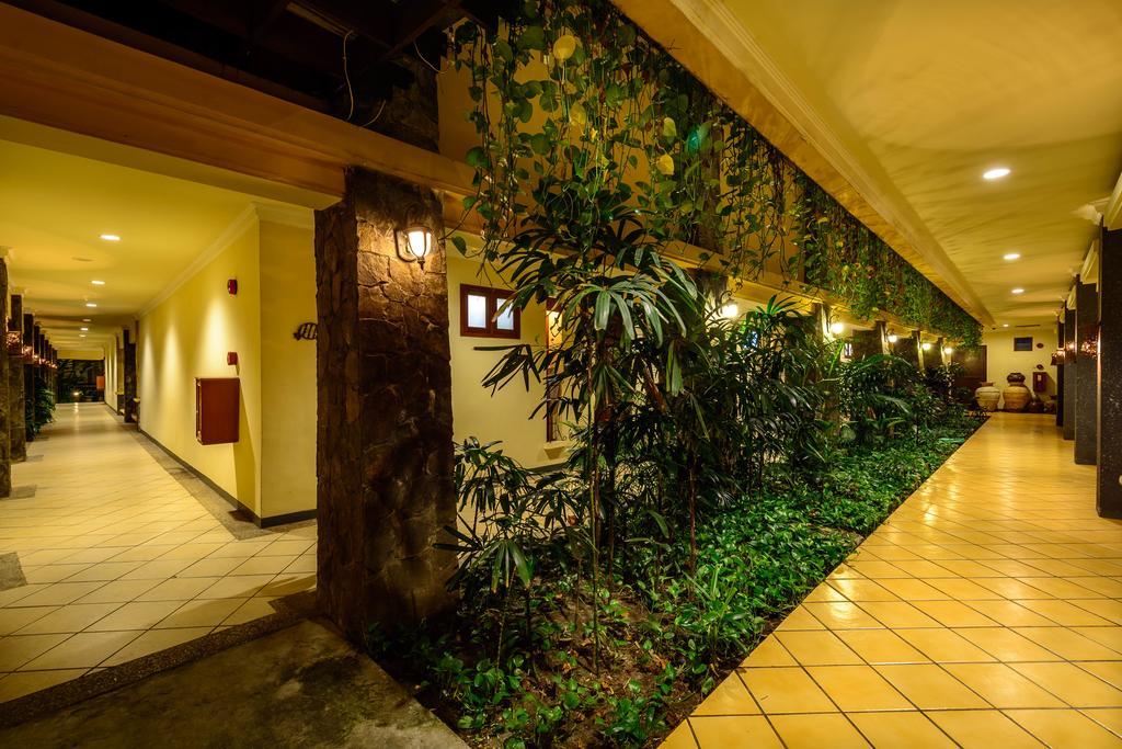 Lotus Garden Hotel Кедири Экстерьер фото