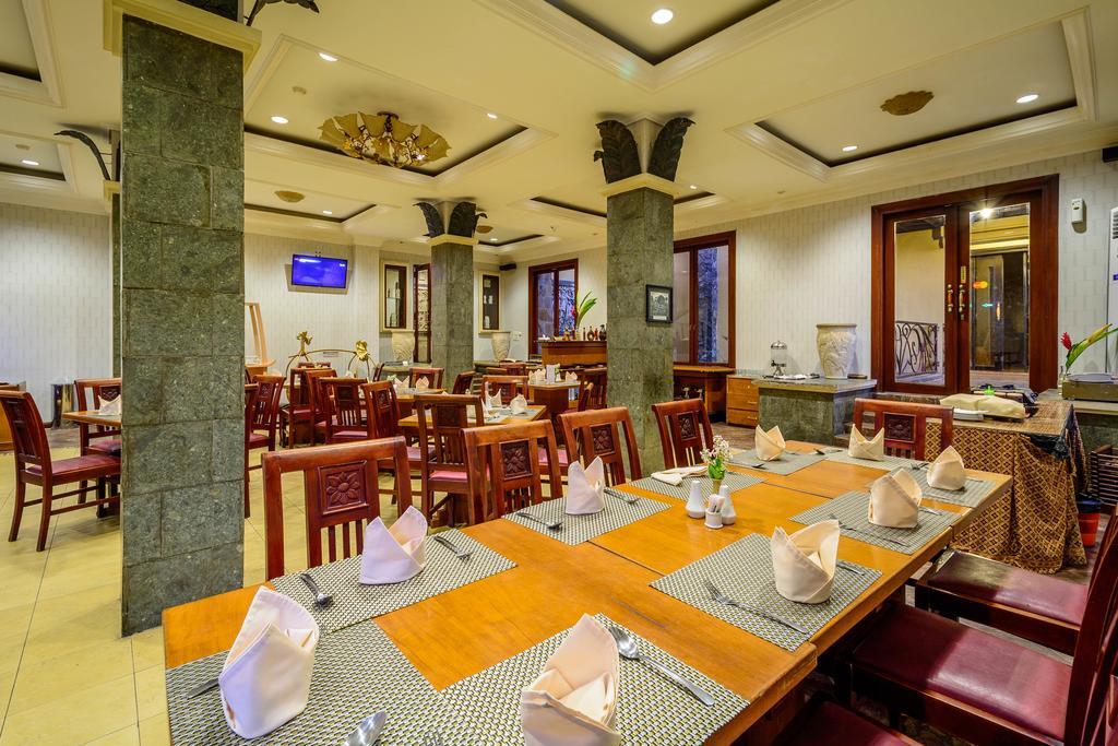 Lotus Garden Hotel Кедири Экстерьер фото