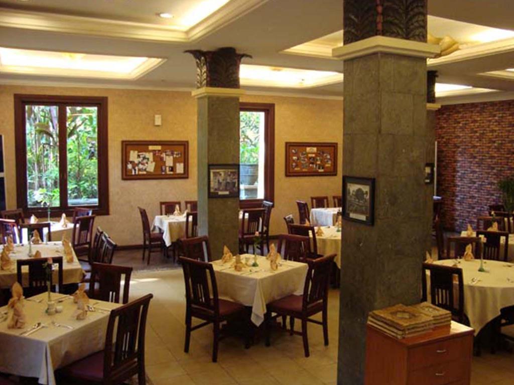 Lotus Garden Hotel Кедири Экстерьер фото