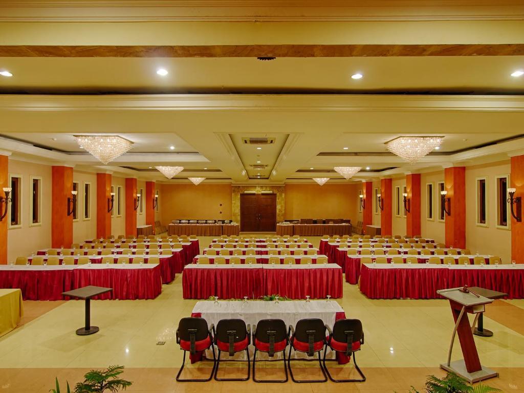 Lotus Garden Hotel Кедири Экстерьер фото