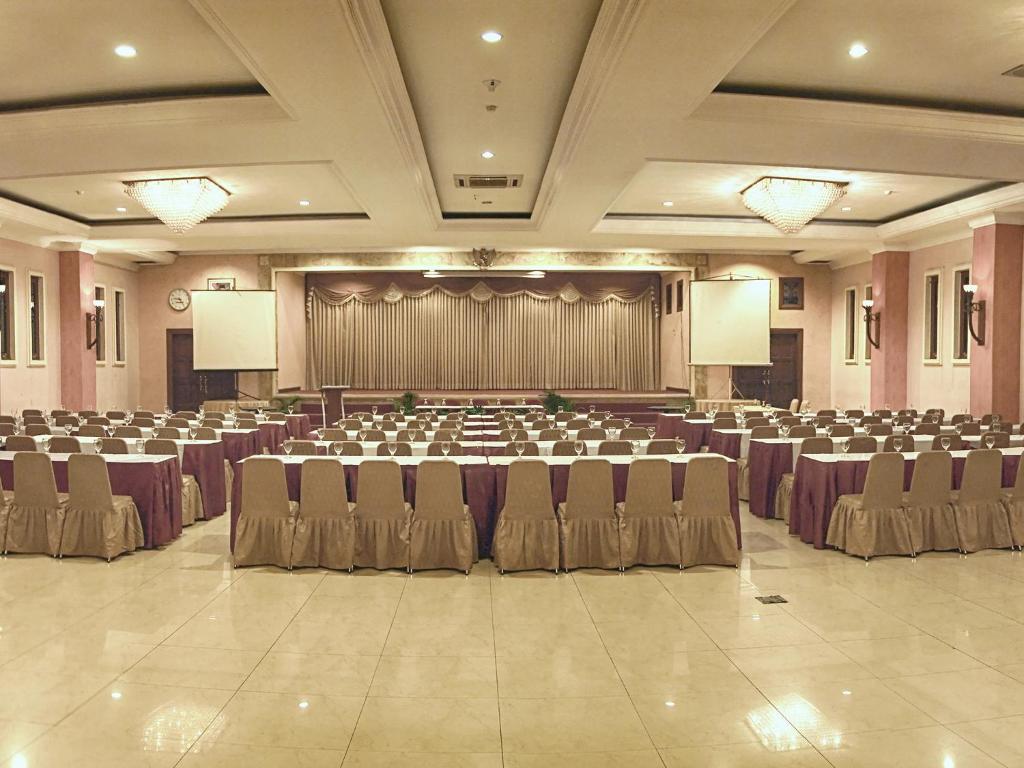 Lotus Garden Hotel Кедири Экстерьер фото
