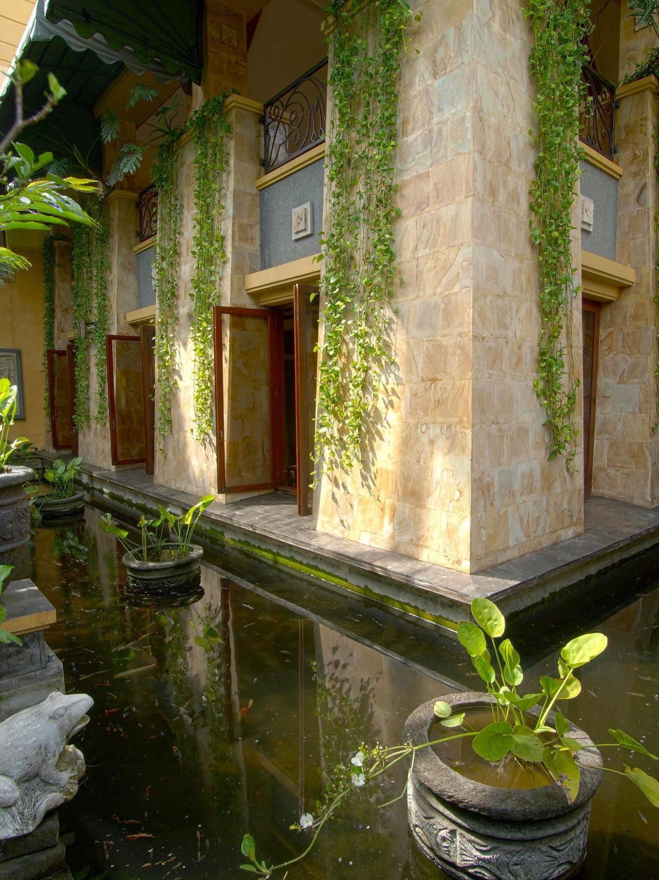 Lotus Garden Hotel Кедири Экстерьер фото